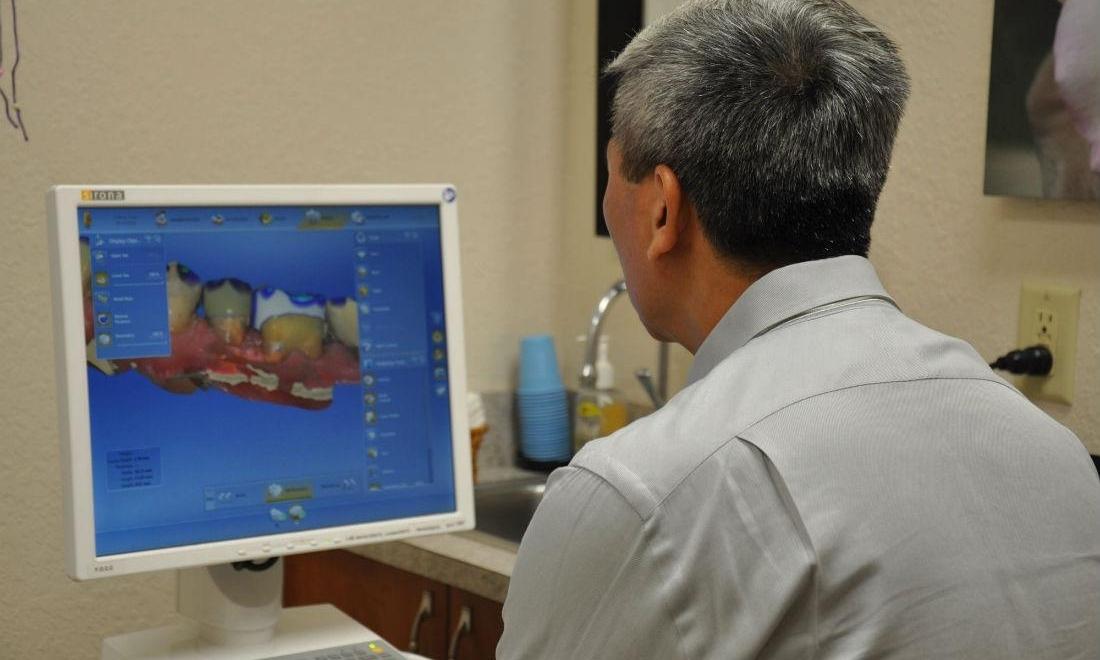 Dr. Nguyen working with a digital impression